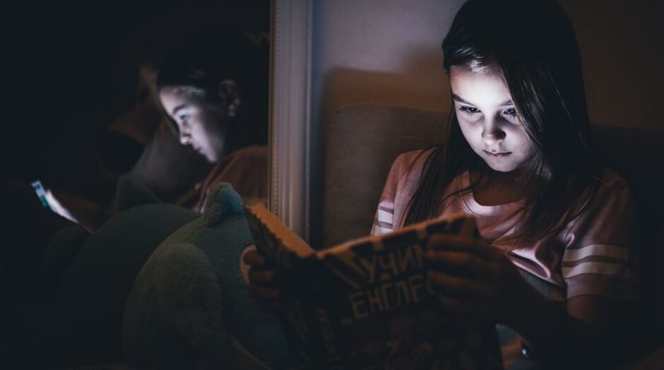 How Screen Time Habits Affect Snacking and Teeth