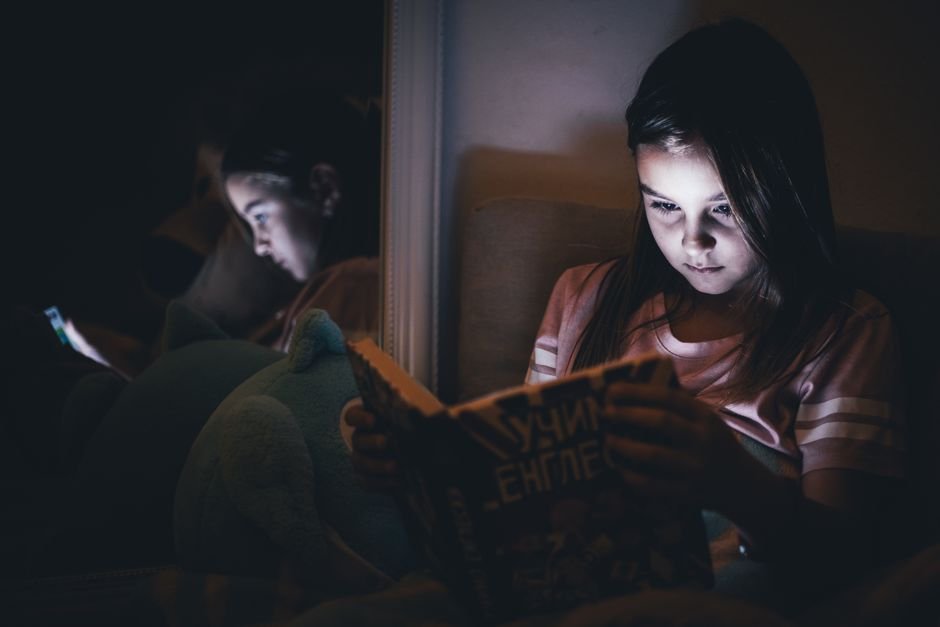 How Screen Time Habits Affect Snacking and Teeth